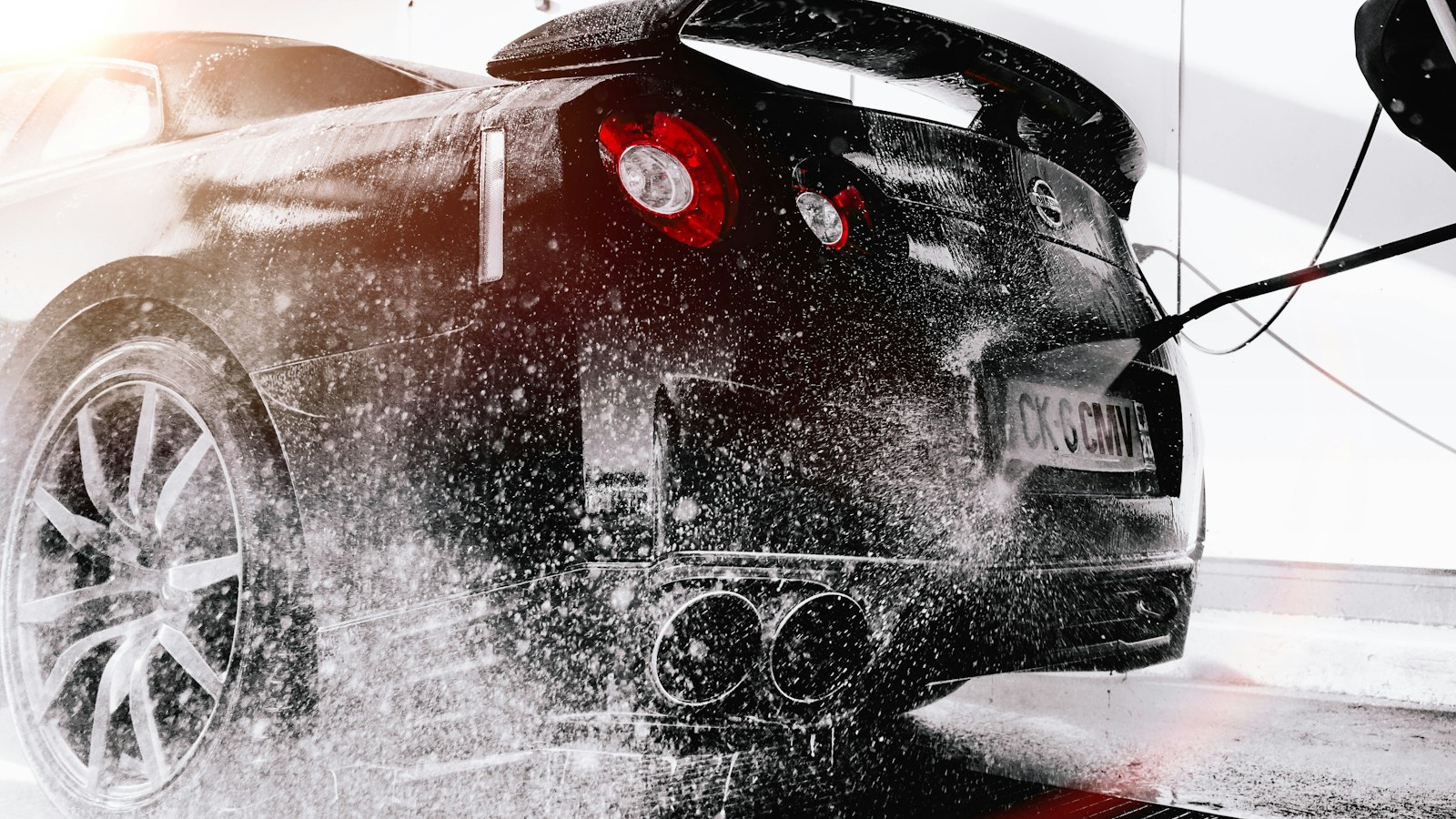 Nissan GT-R lavée à l'eau haute pression
