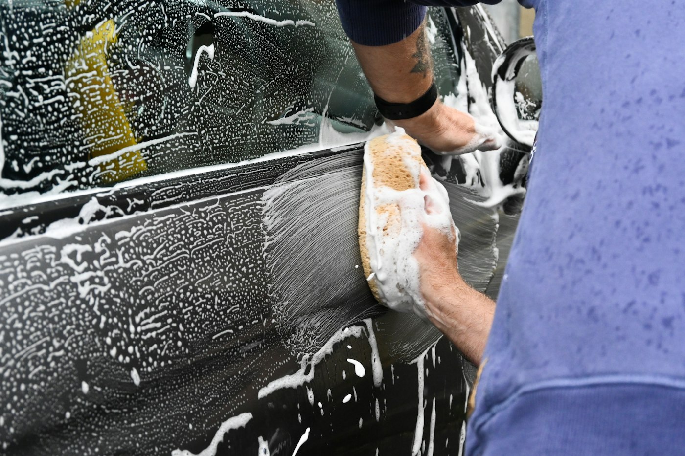 Lavage à la main à l'éponge