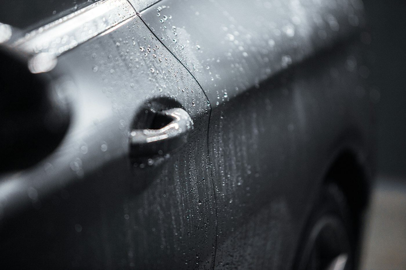 Gouttes d'eau perlant sur une carrosserie protégée